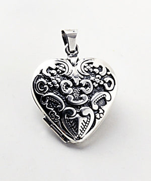 Luxury two sided heart shaped .925 silver locket closed