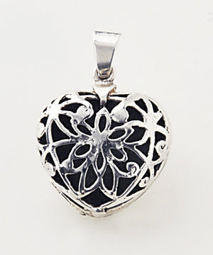 Luxury flower detail heart .925 silver locket closed